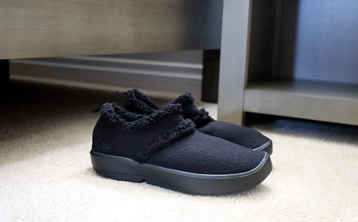 OOfos Women's OOcoozie Low Shoe - Black 5 OOfos Women's OOcoozie Low Shoe - Black - Image 3