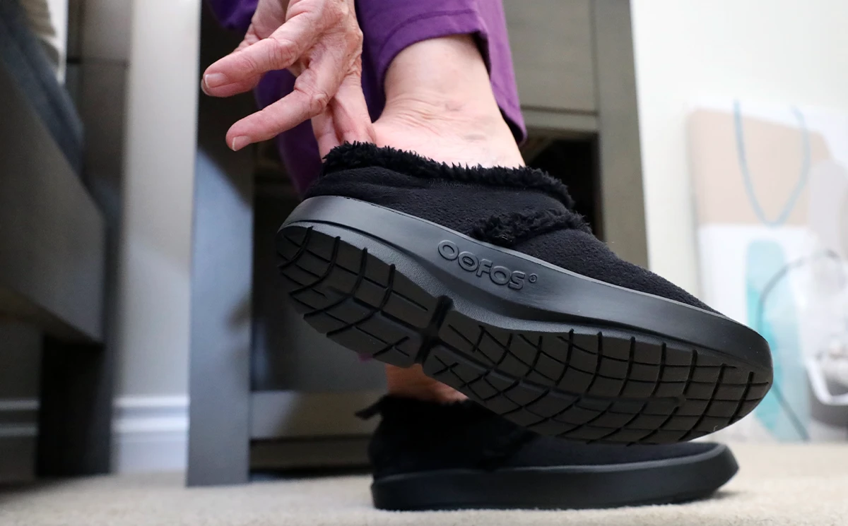 OOfos Women's OOcoozie Low Shoe - Black 6 OOfos Women's OOcoozie Low Shoe - Black - Image 4